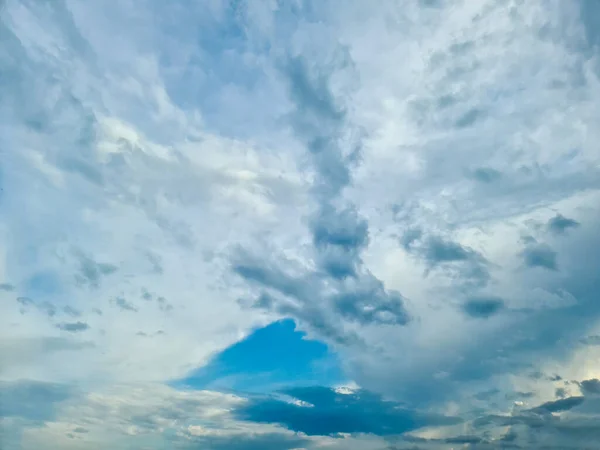 Bella Soffice Bianco Belle Formazioni Nuvolose Cielo Blu Profondo Estate — Foto Stock