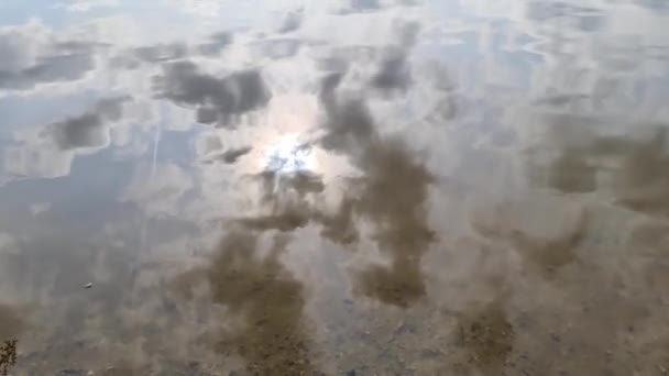 Gedetailleerde Close Zicht Wateroppervlakken Met Rimpels Golven Het Zonlicht Reflecterend — Stockvideo