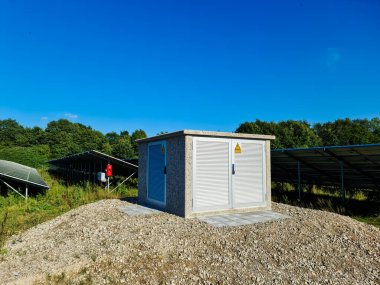 Kuzey Avrupa 'daki büyük bir parkta güneş modülleriyle temiz enerji üretiyor..