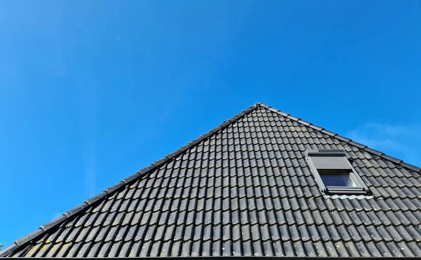 Öppet Takfönster Velux Stil Med Svart Takpannor Och Blå Himmel — Stockfoto