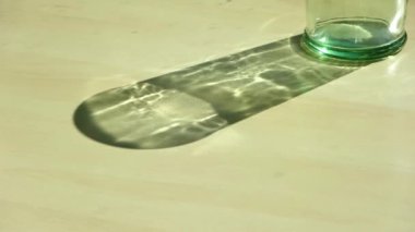 Hareket eden gölge ve yakıcı ışık efektleri olan bir su bardağının zaman aşımı.