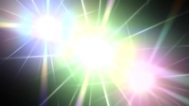 Dinamik soyut arkaplan rengarenk ışık parlamaları içeriyor. Parlayan enerji ışınları ve karanlık bir ekranda hareket eden parlak parçacıklar.