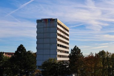 Kiel, Almanya - 17. Ekim 2025: Terk edilmiş beton bina, duvar yazıları sergileniyor ve mavi gökyüzünün altındaki kırık pencereler