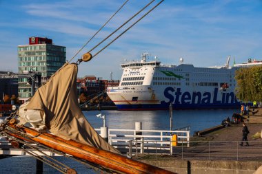 Kiel, Almanya - 17. Ekim 2025: Yelkenli gemi direği ve feribot Stena İskandinavica Kiel limanına yanaştı
