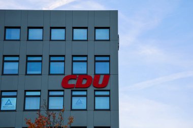 Kiel, Almanya - 17. Ekim 2025: CDU logosu Alman siyasetini temsil eden modern bir ofis binasında öne çıktı