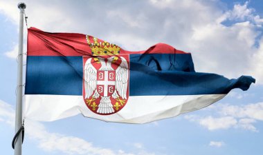 Sırbistan bayrağı - gerçekçi kumaş bayrağı sallıyor