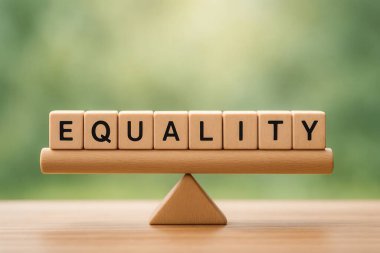 Tahta küpler eşitliğin salıncakta dengelenmesi, fırsat eşitliği, adalet ve adalet kavramı, yeşil bulanık arka plan