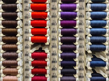 Kiel, Almanya - 05. Kasım 2025: Terzi ve zanaat için çok çeşitli renkler gösteren canlı dikiş ipliği makaraları