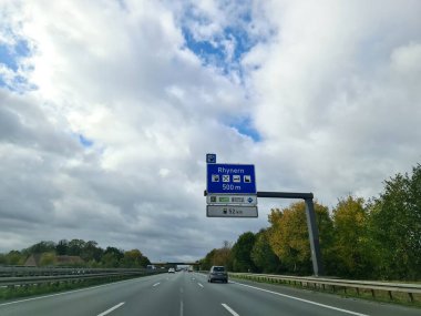 Kiel, Almanya - 05. Kasım 2025: Rhynern çıkışı için bir yol tabelasıyla Alman Otobanı