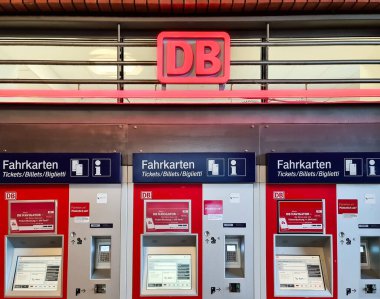 Kiel, Almanya - 05. Kasım 2025: Almanya 'da toplu taşıma ve seyahat biletleri sunan Deutsche Bahn bilet makineleri