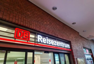 Kiel, Almanya - 05. Kasım 2025: DB Reisezentrum bir Alman tren istasyonunda tarihi tuğlaları aydınlatan tabela
