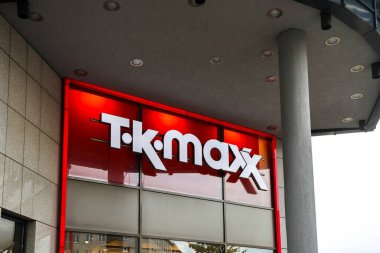Kiel, Almanya - 05. Kasım 2025: İndirimli perakende ve alışverişi temsil eden bir binanın cephesinde TK Maxx logosu işareti