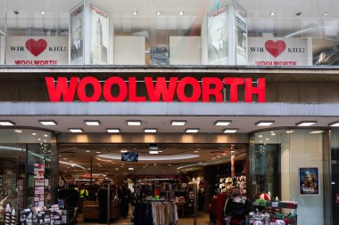 Kiel, Almanya - 05. Kasım 2025: Almanya 'nın Kiel kentindeki Woolworth mağazası perakende satış yapan müşterileri içeri davet ediyor