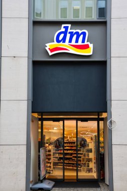 Kiel, Almanya - 05. Kasım 2025: Dm-drogerie markt mağaza girişi ve bina cephesinde tanınabilir logosu