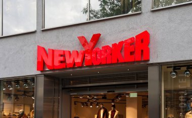Kiel, Almanya - 05. Kasım 2025: Aydınlatılmış logo ve vitriniyle New Yorker moda perakende mağazası