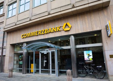 Kiel, Almanya - 05. Kasım 2025: Ticari banka şube binası sarı logo ve tabela ile girişini gösteriyor