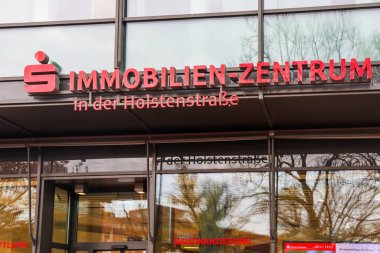 Kiel, Almanya - 05. Kasım 2025: Modern bir binanın cephesine Sparkasse Immobilien-Zentrum kırmızı tabelası asıldı