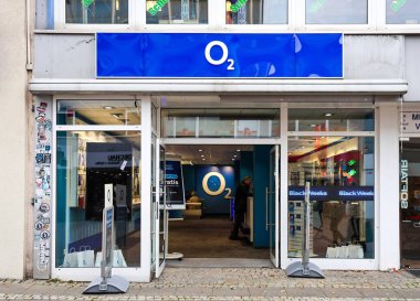 Kiel, Almanya - 05. Kasım 2025: O telekomünikasyon mağazası logosunu gösteriyor ve sunuyor 