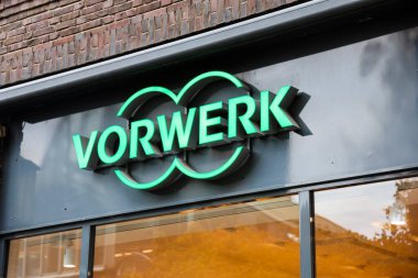 Kiel, Almanya - 05. Kasım 2025: Vorwerk markası şirket kimliğini gösteren bir perakende mağazasında parlıyor