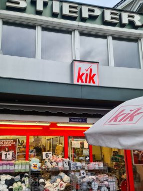 Nortorf, Almanya - 12. Kasım 2025: Almanya 'da bir alışveriş caddesinde logo ve giysi vitrinleri bulunan KiK indirimli perakende satış mağazası, ucuz moda ve günlük ürünler