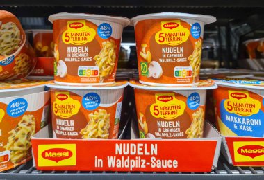 Kiel, Almanya - 10. Kasım 2025: Maggi 5 Minuten Terrine hazır erişte ve kremalı yaban mantarı sosu marketin rafında.