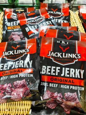 Kiel, Almanya - 10. Kasım 2025: Jack Links 'in orijinal kurutulmuş et torbaları süpermarket rafına dizilmiş, kapıp kaçanlar için yüksek proteinli abur cubur seçenekleri 