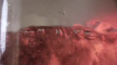 Modern fotovoltaik modüller fayanslı bir çatıya kurulmuş. Temiz mavi gökyüzüne karşı güneşten yenilenebilir, sürdürülebilir enerji üretiyor. Çevresel koruma ve yeşil enerjiyi destekliyor.