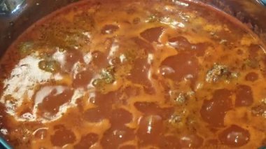 Modern fotovoltaik modüller fayanslı bir çatıya kurulmuş. Temiz mavi gökyüzüne karşı güneşten yenilenebilir, sürdürülebilir enerji üretiyor. Çevresel koruma ve yeşil enerjiyi destekliyor.