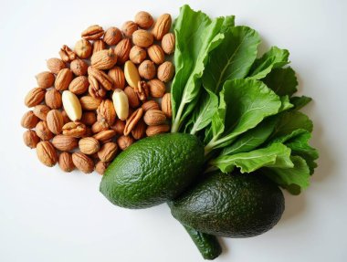 Beyin şeklinde dizilmiş fındıklar, yapraklı yeşiller ve avokadolar zihinsel refahın önemini sembolize ediyor.