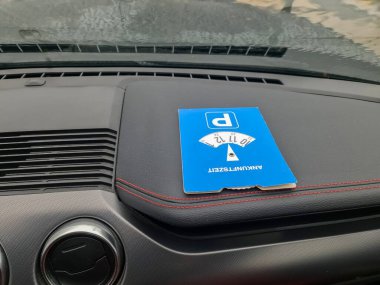 Kiel, Almanya - 24. Kasım 2025: Varış saatini gösteren bir araç gösterge panelinin üzerine disk park etmek, park yönetmeliklerini ve sürücülerin çalışma saatlerini belirlemek 