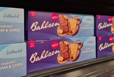 Kiel, Almanya - 24. Kasım 2025: Bahlsen Vollmilch fındık kreması ve çikolatalı kurabiyeler perakende süpermarket rafında sergilenerek abur cubur seçenekleri sunuldu