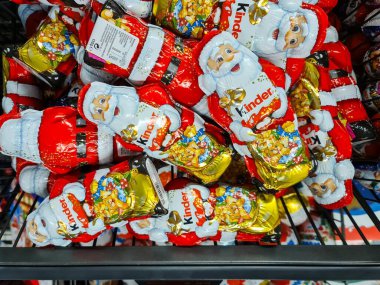 Kiel, Almanya - 24. Kasım 2025: Ferrero Kinder Noel Baba çikolata figürleri perakende satış yapıyor. Bayram hediyelerini ve Noel neşesini sembolize eder