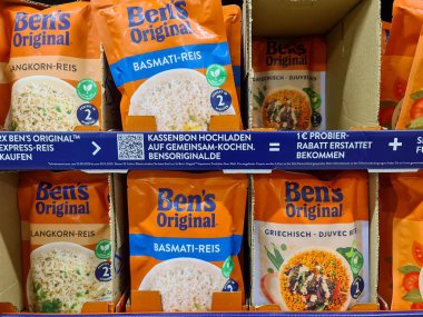 Kiel, Almanya - 24. Kasım 2025: Ben 'in orijinal hazır pirinç paketleri (basmati ve express) süpermarket rafında, market ambalajında ve marka vitrininde sıralanmıştı.