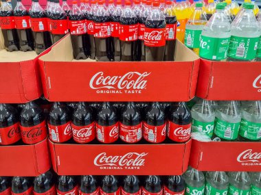 Kiel, Almanya - 24. Kasım 2025: COCA-COLA ve Sprite meşrubat şişeleri bir süpermarkette toplu paketleme olarak düzenlenerek perakende ürün bulunurluğunu vurguladılar