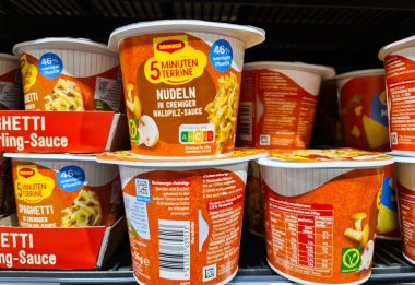 Kiel, Almanya - 24. Kasım 2025: Süpermarkette sergilenen kremalı mantar soslu Maggi hazır erişteleri, Nutri-Puan ve daha az plastik ambalaj gösteriyor