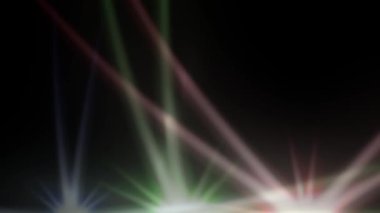 Parlak kırmızı, yeşil ve mavi ışık çizgileri koyu bir zemin üzerinde zarif, dalgalı bir desen oluşturuyor. Teknoloji ve modern tasarım kavramları için kusursuz.