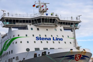 Kiel, Almanya - 01. Aralık 2025: Stena Hattı yolcusu ve feribotu, uluslararası seyahat ve taşımacılığı temsil eden, köprüsünü ve başını bayraklarla gösteren limana yanaştı