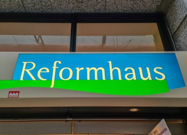 Kiel, Almanya - 01. Aralık 2025: Almanya 'nın Kiel kentindeki bir binanın dış cephesinde, organik ve sağlıklı yaşam kavramını temsil eden reformasyon perakendecisi