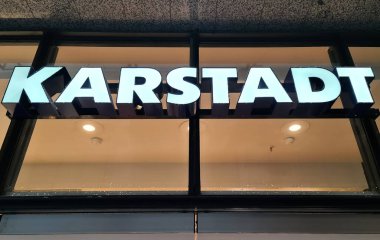 Kiel, Almanya - 01. Aralık 2025: KARSTADT ticari tabelası, perakende, alışveriş ve kentsel ticareti temsil eden modern bir mağaza girişinin üzerinde parlıyor