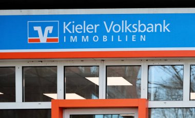 Kiel, Almanya - 01. Aralık 2025: Kiel 'deki kentsel yapı cephesinde Kieler Volksbank Immobilien imzası, Almanya' daki kurumsal gayrimenkul ve bankacılık hizmetleri markalaştırma 
