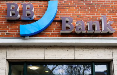 Kiel, Almanya - 01. Aralık 2025: BB Bank finans kurumu binası cephesi, şirket logosu ve pencere yansımalarını gösteriyor, bankacılık ve finans kavramlarını temsil ediyor