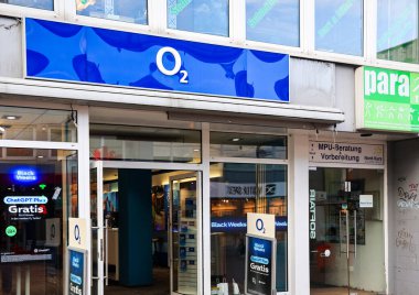 Kiel, Almanya - 01. Aralık 2025: Kiel, Almanya 'da O2 logosu ve ChatGPT Plus' a kentsel perakende satışında ücretsiz ChatGPT Plus tanıtımı sunan O2 mağazası