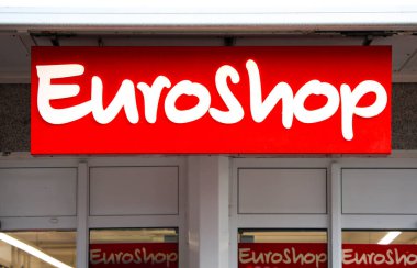 Kiel, Almanya - 01. Aralık 2025: Euroshop, Avrupa perakende markası ve ticaretini temsil eden Almanya 'nın Kiel kentindeki perakende mağaza girişinin üzerindeki kırmızı ve beyaz logoyu aydınlattı