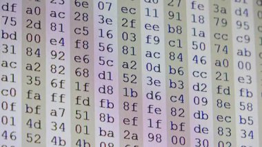 Bir bilgisayar monitöründe kayan onaltılık kodu kapat, programlamayı ve siber güvenliği temsil et