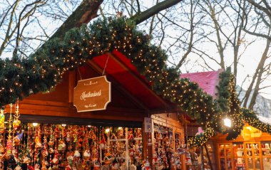 Kiel, Almanya - 13. Aralık 2025: El yapımı Noel süsleri ve dekorasyonları sergilenen şenlikli ahşap tezgah