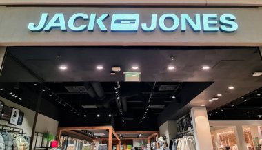 Kiel, Almanya - 13. Aralık 2025: JACK & JONES moda alışverişi için müşterileri çeken modern bir perakende mağazasında ışıklı tabela
