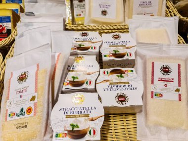 Kiel, Almanya - 13. Aralık 2025: REWE süpermarketinde Stracciatella di Burrata ve Comte de dahil olmak üzere çeşitli paketlenmiş peynir ürünleri sergileniyor