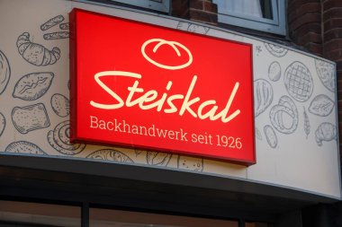 Kiel, Almanya - 13. Aralık 2025: Kırmızı ışıklı Steiskal fırın tabelası Backhandwerk seit 1926 metni