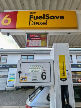 Kiel, Almanya - 13. Aralık 2025: Yakıt pompası gösterimi sıfır avro ve litre benzini Shell FuelSave Diesel istasyonunda gösteriyor