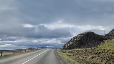 Güneşli bir yaz gününde yemyeşil Asbyrgi at nalı kanyonunun göz kamaştırıcı manzarası